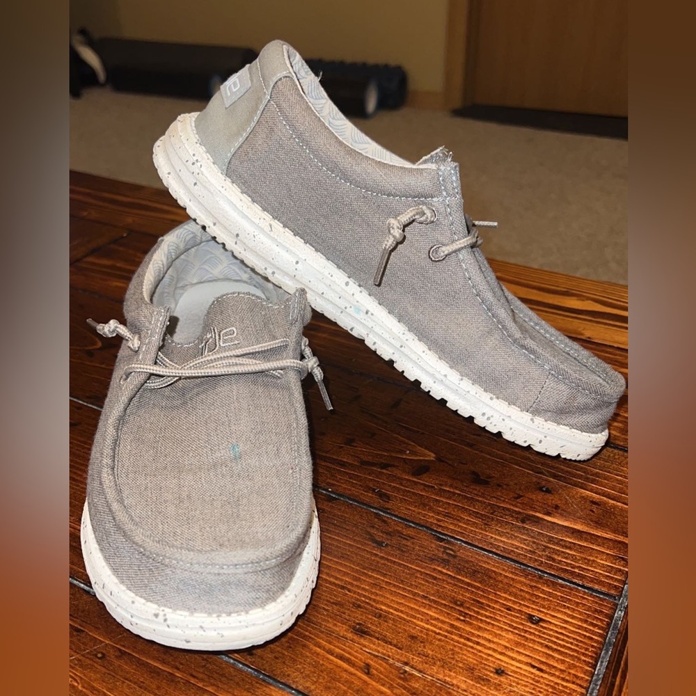 Men’s Size 7 Hey Dudes